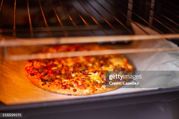 cuisine - pizza au four - faire cuire au four fotografías e imágenes de stock