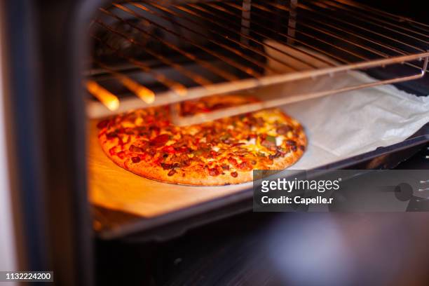 cuisine - pizza au four - aliments et boissons ストックフォトと画像