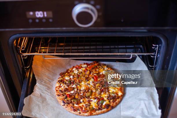 cuisine - pizza au four - vie domestique stock pictures, royalty-free photos & images