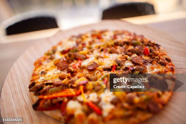 cuisine - pizza - vie domestique stock pictures, royalty-free photos & images