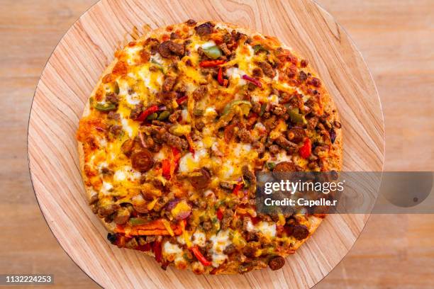 cuisine - pizza - vue en plongée verticale stock pictures, royalty-free photos & images