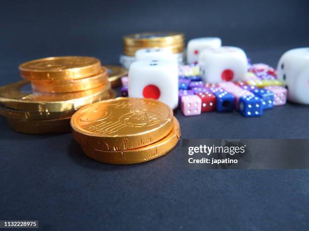 dice and euro coins of different sizes and colors - grupo de objetos stock-fotos und bilder