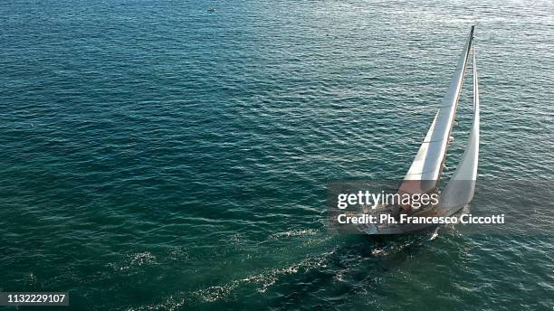 sailboat sailing on emerald sea - vela parte de navio - fotografias e filmes do acervo