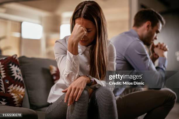 jeune couple malheureux - divorce photos et images de collection
