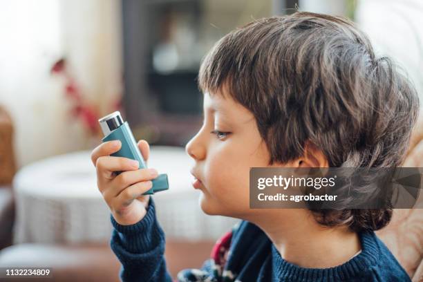 de inhalator van het astma - alleen één jongen stockfoto's en -beelden