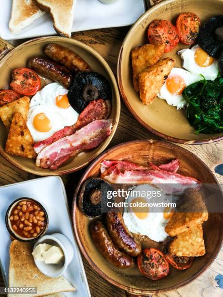 traditionelles full english fried breakfast - typisch englisch stock-fotos und bilder