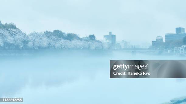 atomic bomb dome in fog - bomba atômica de hiroshima - fotografias e filmes do acervo