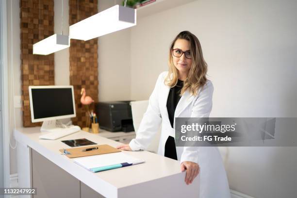 retrato médico femenino en la clínica - dermatologia fotografías e imágenes de stock