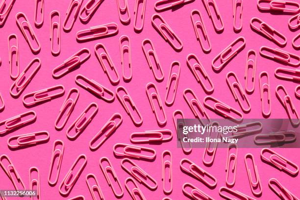 paper clips - sujetapapeles fotografías e imágenes de stock