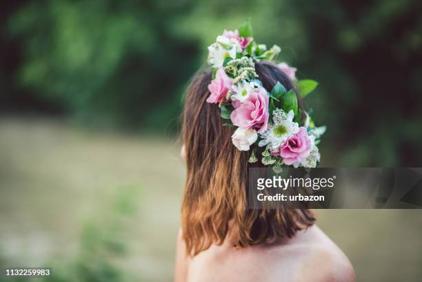 美麗的花朵在女人的頭髮上花環。 - 花頭 個照片及圖片檔