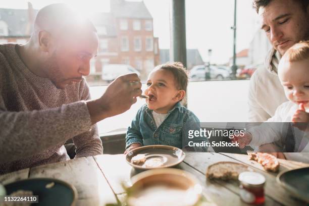 nutrire il suo bambino - family cafe foto e immagini stock