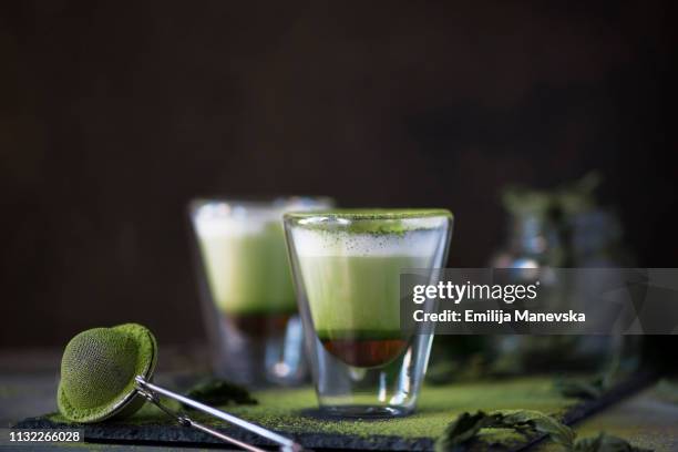 honey matcha latte - matcha stock-fotos und bilder