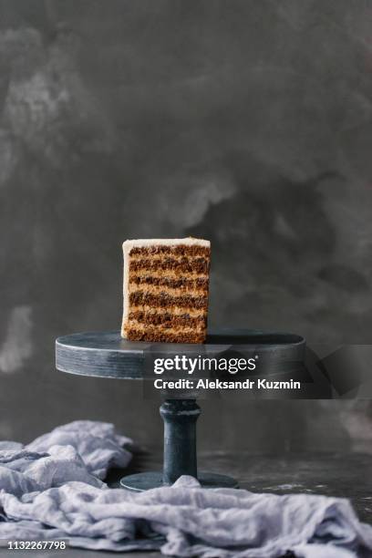 slice of cake on cakestand - cakestand stock-fotos und bilder