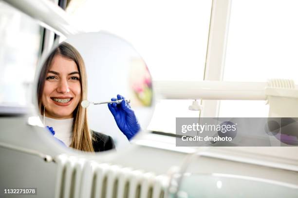 jeune femme avec des crochets - human mouth stock photos et images de collection