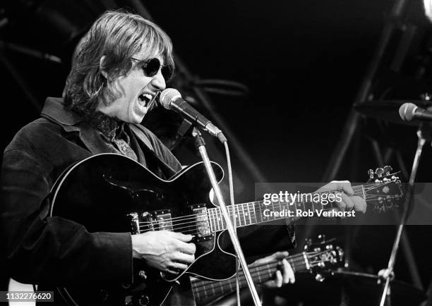 Mark Hollis of Talk Talk performs on 'Countdown' TV show, Bussum, Netherlands, 25th February 1986.