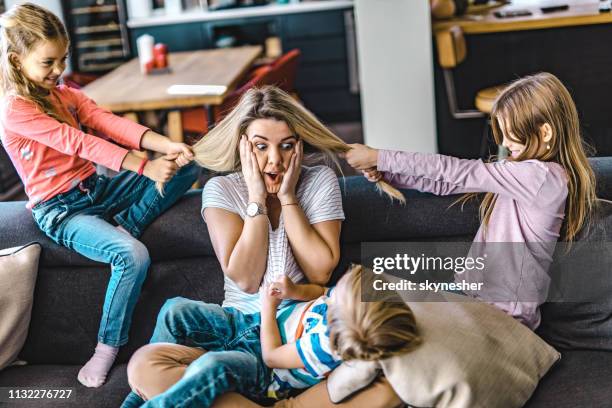 sfide della maternità! - famiglia con due figli foto e immagini stock