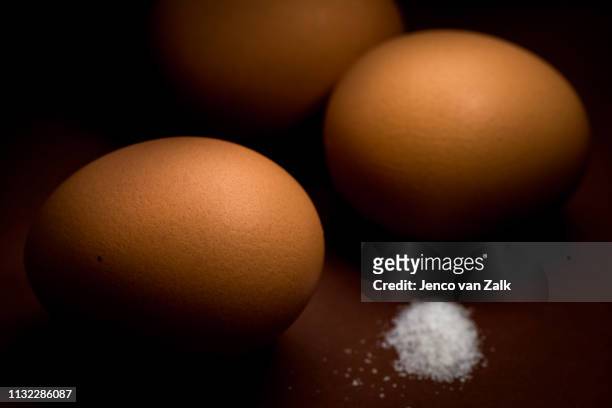 three brown eggs and salt - eenvoud stock-fotos und bilder