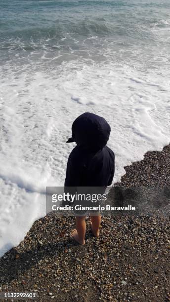 il bimbo e il mare - divertirsi stock pictures, royalty-free photos & images