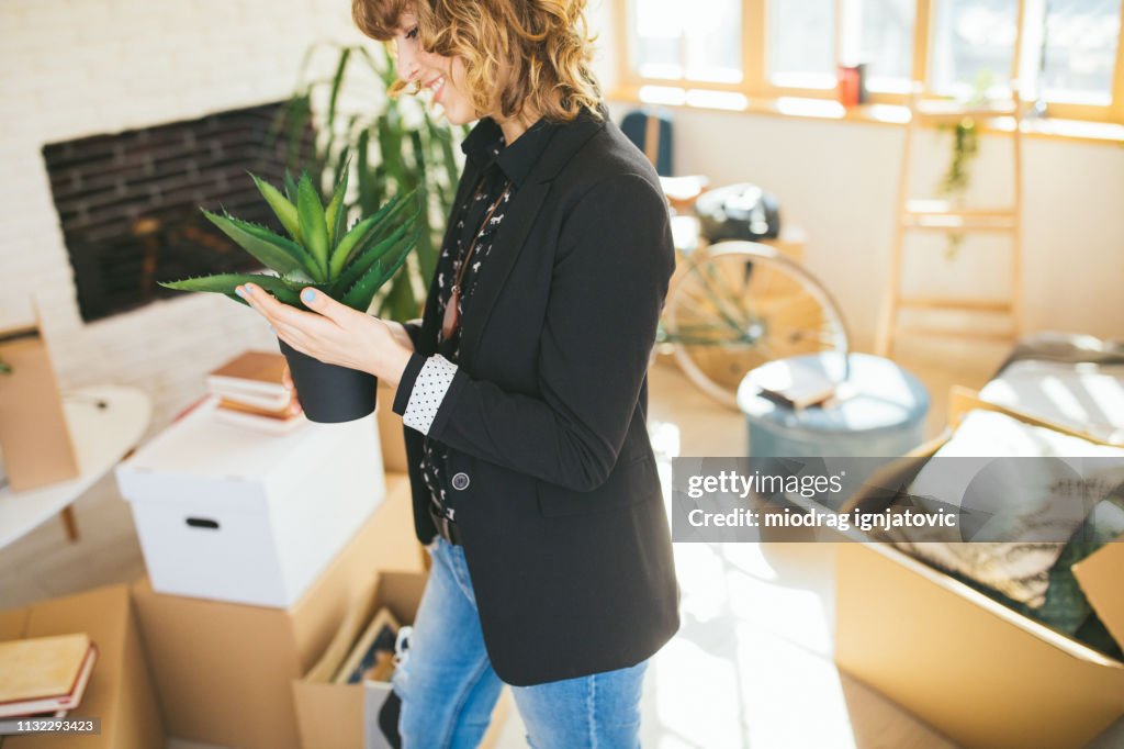 Femme retenant une plante d'Aloe Vera