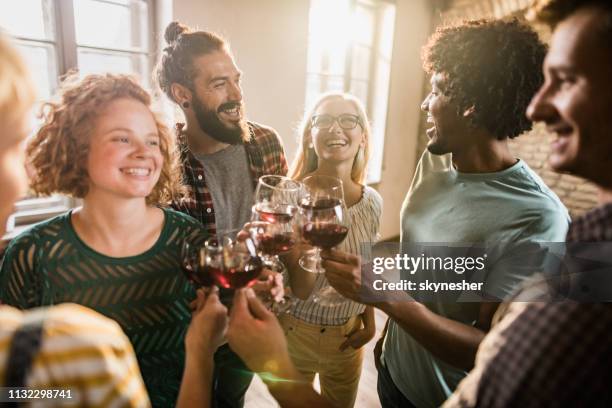 junge glückliche freelancer, die mit alkohol herumtollen, während sie eine party im büro hatten. - young professional at party stock-fotos und bilder