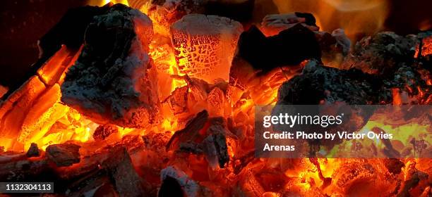 glowing embers of coal - leña fotografías e imágenes de stock