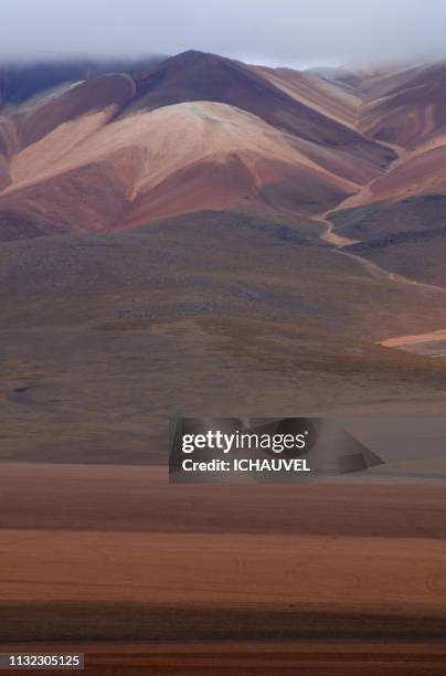 siloli desert bolivia - ciel couvert stock pictures, royalty-free photos & images