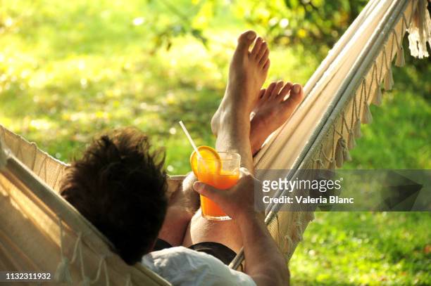 rust in hangmat - hammock stockfoto's en -beelden