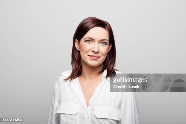 donna d'affari matura fiduciosa su sfondo bianco - portrait foto e immagini stock