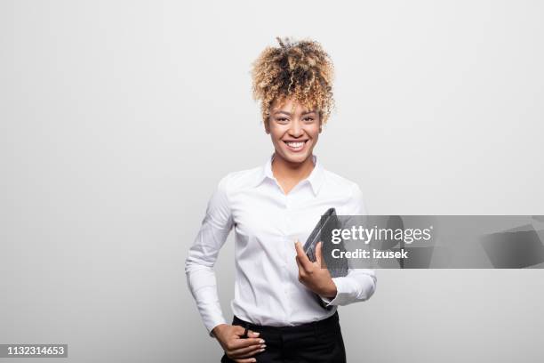 lächelnde geschäftsfrau mit bürotagebuch - business people white background stock-fotos und bilder