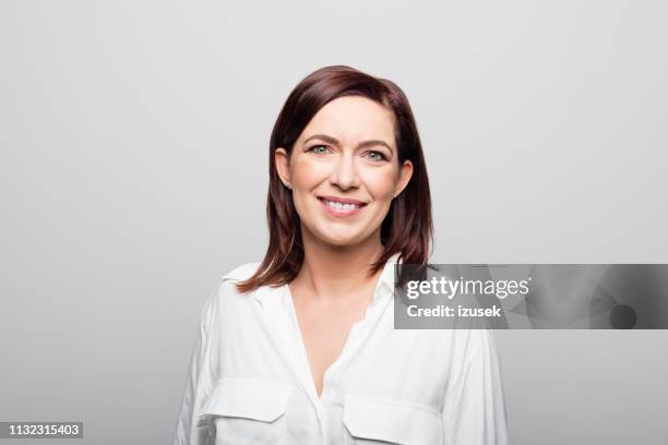 portrait rapproché de sourire de femme d'affaires - portrait studio sourire corporate photos et images de collection