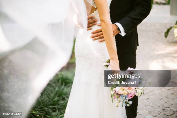 bride and groom hugging - 新郎 人的角色 個照片及圖片檔