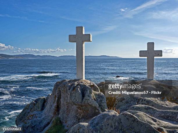 crosses on the coast of death, galicia (spain) - estuario stock pictures, royalty-free photos & images