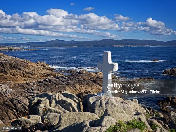 cross on the coast of death, galicia (spain) - paisaje escénico stock-fotos und bilder