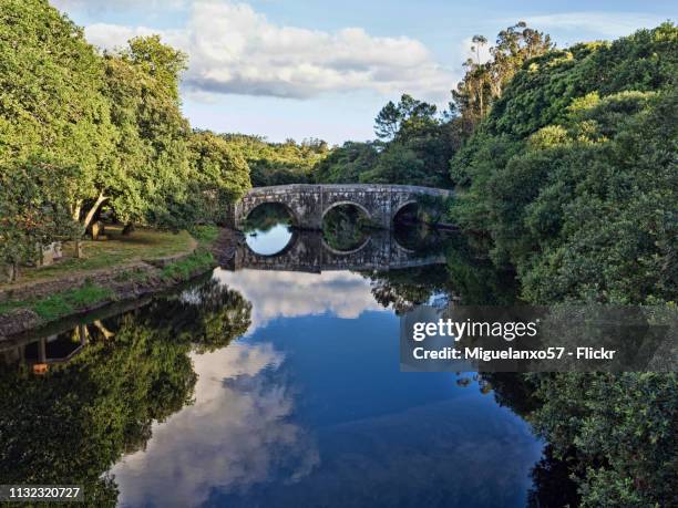 medieval bridge of brandomil, galicia (spain) - paisaje escénico stock-fotos und bilder