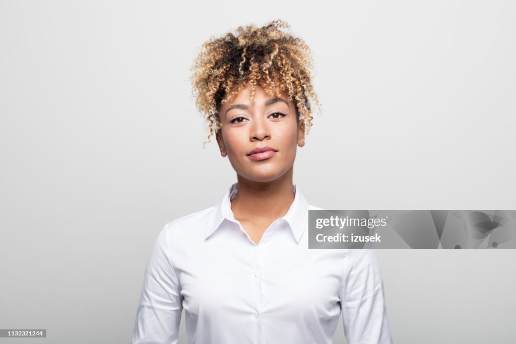 Retrato da mulher de negócios adulta meados de confiável