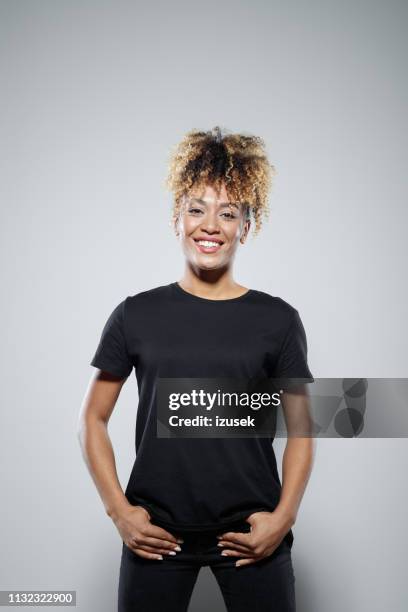 glimlachende dappere vrouw draagt zwarte kleren - t shirt stockfoto's en -beelden