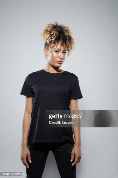 porträt der weiblichen demonstranten mit schwarzen kleidung - black tshirt stock-fotos und bilder