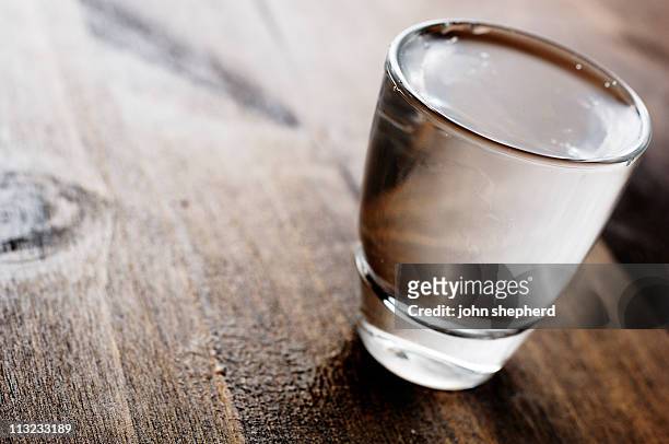 vodka shot glass gegenlicht - shot glass stock-fotos und bilder