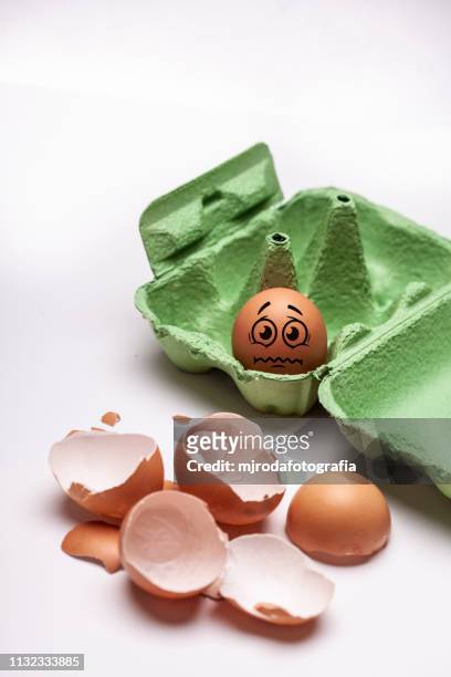 scared egg waiting to be cooked - emoción negativa stock-fotos und bilder