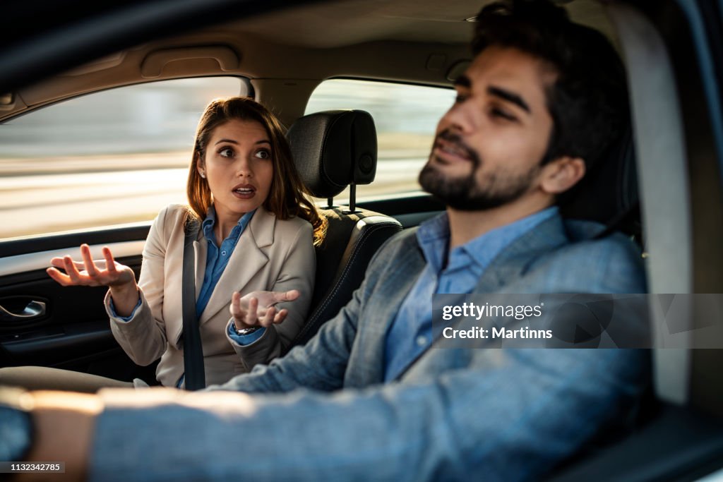 Een man rijden terwijl een vrouwelijke passagier is gedoe over