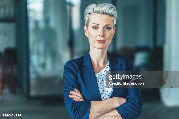portrait of confident business woman - serious businesswoman stock pictures, royalty-free photos & images