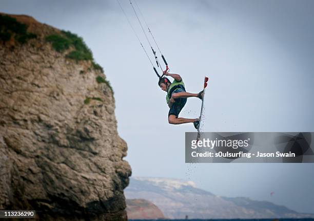 kite surfing, freshwater bay, isle of wight - s0ulsurfing stock pictures, royalty-free photos & images