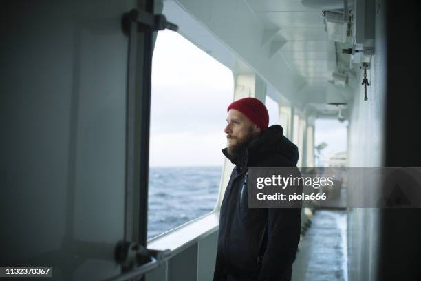 fisher man op het dek van een vissersboot - fisherman stockfoto's en -beelden