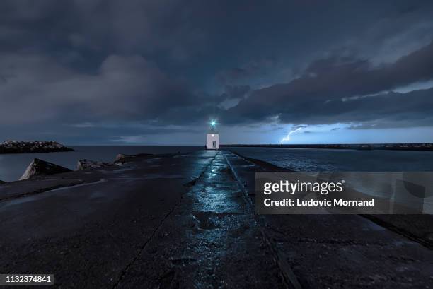 the lighthouse storm - temps qu'il fait stock-fotos und bilder