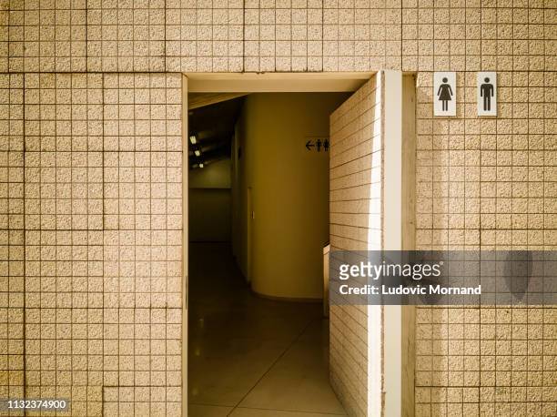 yellow toilets - mur en brique fotografías e imágenes de stock