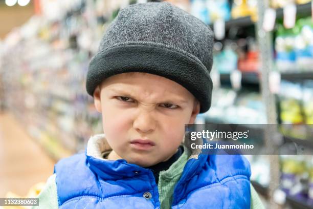 zeer boos drie jaar oude jongen te kijken naar de camera - woedeaanval stockfoto's en -beelden