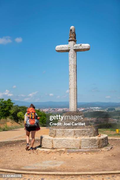 donna che escursioni camino de santiago sopra astorga, spagna - pilgrim foto e immagini stock