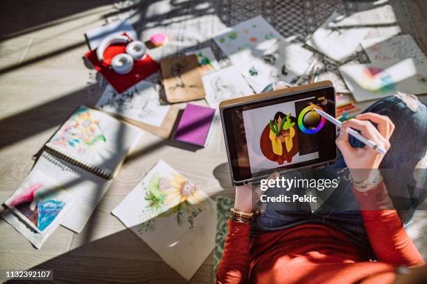 jonge vrouwelijke kunstenaar het maken van nieuwe ontwerpen - schetsblok stockfoto's en -beelden