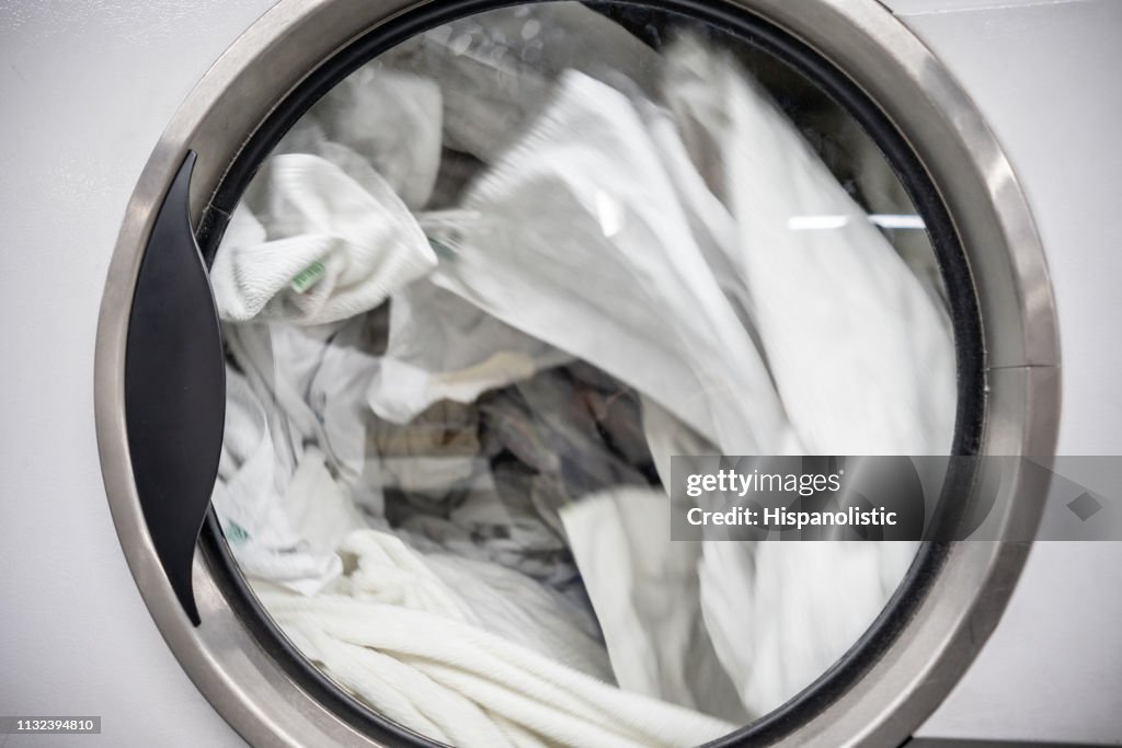 Close-up van de industriële wasmachine op een wasserette