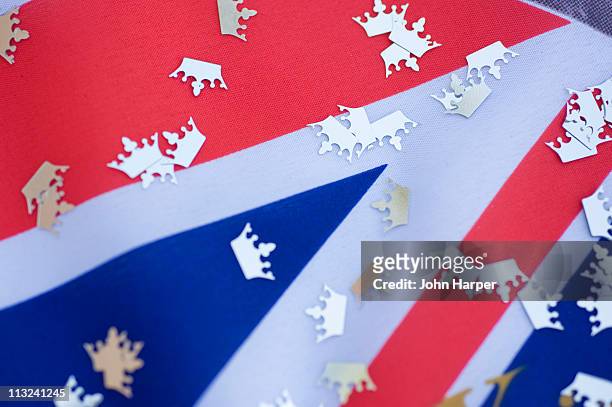 royal wedding confetti on union jack flag - königshaus stock-fotos und bilder